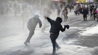 incidentes y 50 detenidos en manifestaciones por el aniversario del estallido social en chile