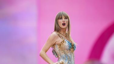 En esta imagen de archivo, Taylor Swift actúa en el estadio de Wembley en un concierto de su gira Eras Tour, el 21 de junio de 2024, en Londres. (Foto de Scott A Garfitt/Invision/AP, archivo)