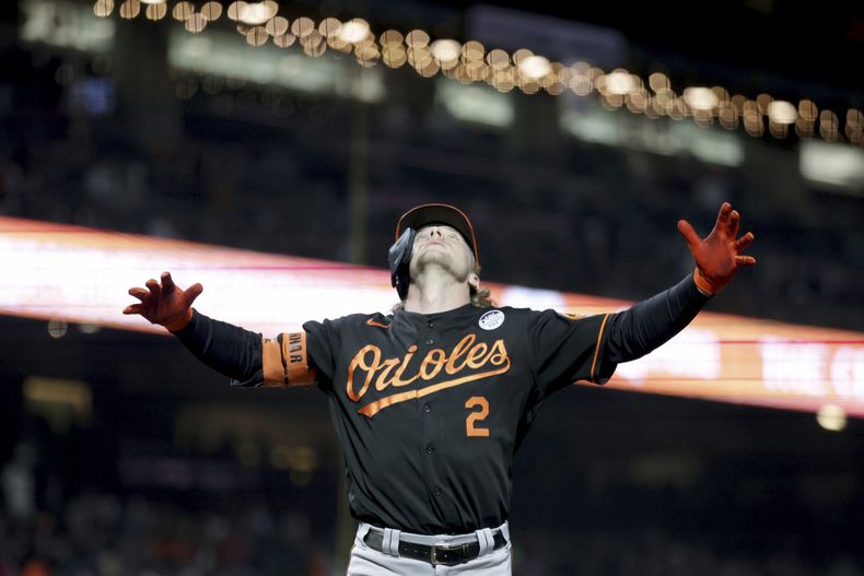 Gunnar Henderson, de los Orioles de Baltimore, festeja luego de batear un jonrón en el duelo del viernes 2 de junio de 2023, ante los Gigantes de San Francisco (AP Foto/Jed Jacobsohn)