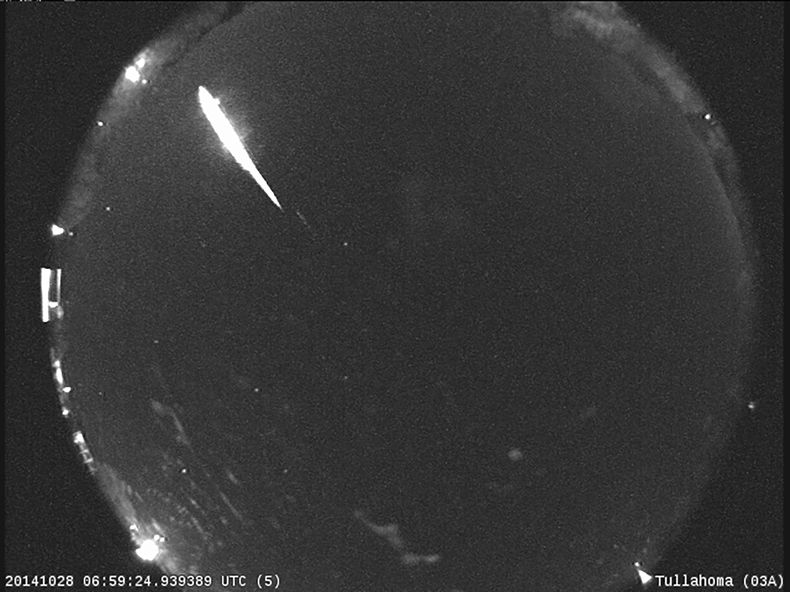 Esta imagen de 2014 proporcionada por la NASA muestra las Táuridas, una lluvia anual de meteoritos, registrada por la estación All Sky Fireball Network de la NASA en Tullahoma, Tennessee. (NASA vía AP)