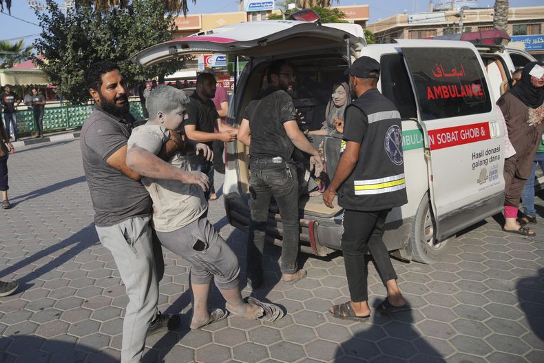 Palestinos heridos por ataques aéreos israelíes en la Franja de Gaza son trasladados al hospital al-Aqsa de la ciudad de Deir el-Balah, en la Franja de Gaza, el sábado 14 de octubre de 2023. (AP Foto/Hatem Moussa)