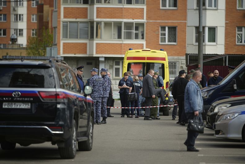 Agentes de policía e investigadores trabajan en la escena de un atentado que acabó con la vida del teniente general Yaroslav Moskalik, en Balashikha, a las afueras de Moscú, Rusia, el 25 de abril de 2025. (AP Foto)