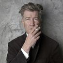 ARCHIVO - El cineasta David Lynch posa en su casa de Los Ángeles el 14 de marzo de 2002. (Foto AP/Chris Weeks, archivo)