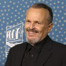 ARCHIVO - El cantante y actor español Miguel Bose posa en la alfombra roja de la película Tacones lejanos en el Festival Internacional de Cine de Morelia en Morelia, México, el 23 de octubre de 2023. (Foto AP/Berenice Bautista, archivo)