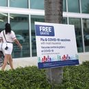Anuncio de vacunas afuera de una farmacia en Miami, el jueves 4 de septiembre de 2025. (AP Foto/Rebecca Blackwell)