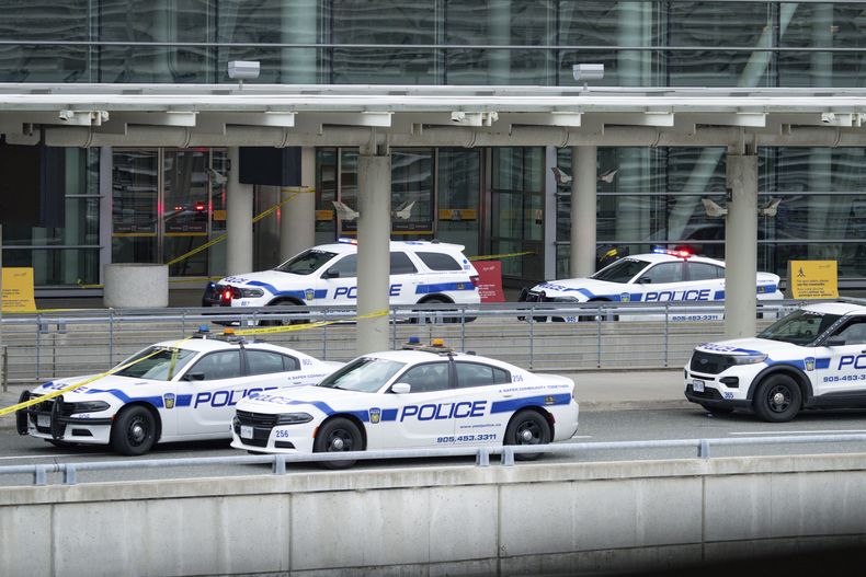 La presencia policial tras un incidente en el Aeropuerto Internacional Toronto Pearson en Mississauga, Ontario, Canadá, el 24 de abril del 2025. (Arlyn McAdorey/The Canadian Press via AP)