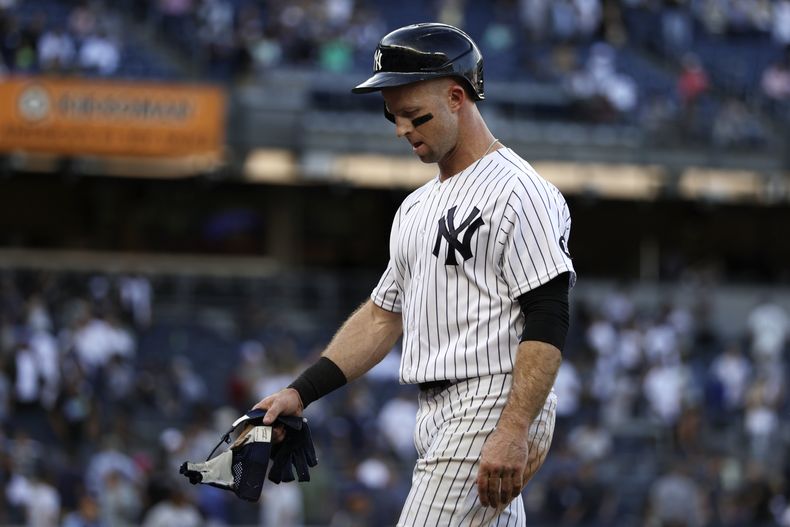 ARCHIVO - Brett Gardner, de los Yankees de Nueva York, camina fuera del terreno de juego después de una derrota de su equipo frente a los Rays de Tampa Bay, el sábado 2 de octubre de 2021, en Nueva York. (AP Foto/Adam Hunger, Archivo)