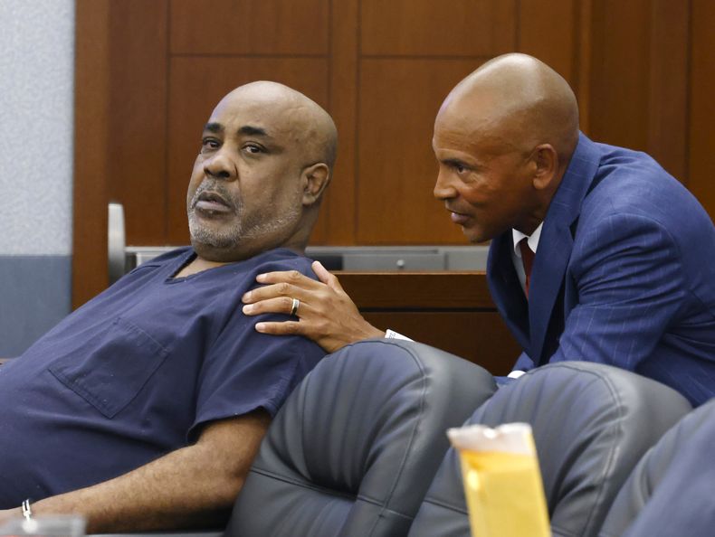 ARCHIVO - Duane Keffe D Davis, izquierda, acusado de orquestar el asesinato en 1996 del ícono del hip hop Tupac Shakur, escucha a su abogado Carl Arnold durante una audiencia en el Centro de Justicia Regional, el 23 de julio de 2024, en Las Vegas. (Bizuayehu Tesfaye/Las Vegas Review-Journal vía AP, archivo)