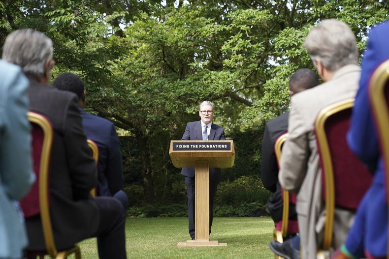 El primer ministro británico, Keir Starmer, pronuncia un discurso y conferencia de prensa en el Jardin de rosas de su residencia oficial, en el número 10 de Downing Street, Londres, el martes 27 de agosto de 2024. (Stefan Rousseau/Pool Foto vía AP)