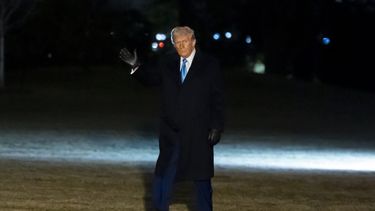 El presidente de Estados Unidos, Donald Trump, saluda mientras se aleja del Marine One, con el que aterrizó en el South Lawn de la Casa Blanca, el 19 de febrero de 2025, en Washington. (AP Foto/Alex Brandon)