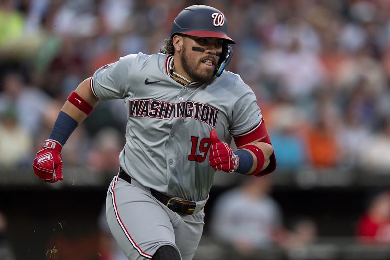 El venezolano Andrés Chaparro avanza a la inicial luego de pegar un doble en la cuarta entrada del encuentro que marcó su debut ante los Orioles de Baltimore, el martes 13 de agosto de 2024 (AP Foto/Stephanie Scarbrough)