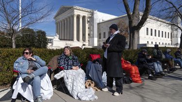 Gente hace fila frente a la Corte Suprema de EEUU para poder asistir a la audiencia que decidirá si el expresidente Donald Trump está inhabilitado para presentarse como candidato en 2024, 7 de febrero de 2024, en Washington. (AP Foto/Jose Luis Magana)