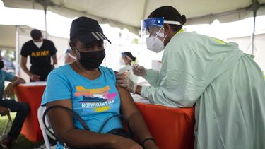 la fda autoriza refuerzos de moderna y johnson & johnson y mezclar las vacunas contra el covid-19