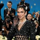 ARCHIVO - Dua Lipa asiste a la gala benéfica del Instituto del Vestido del Museo Metropolitano de Arte que celebra la inauguración de la exposición Superfine: Tailoring Black Style el lunes 5 de mayo de 2025, en Nueva York. (Foto Evan Agostini/Invision/AP, archivo)
