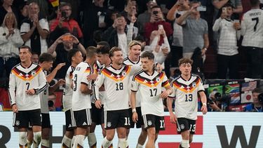 Florian Wirtz celebra con sus compañeros de la selección alemana tras anotar el segundo gol en el encuentro ante Serbia en la Liga de Naciones el jueves 1 de octubre del 2026. (AP Foto/Matthias Schrader)