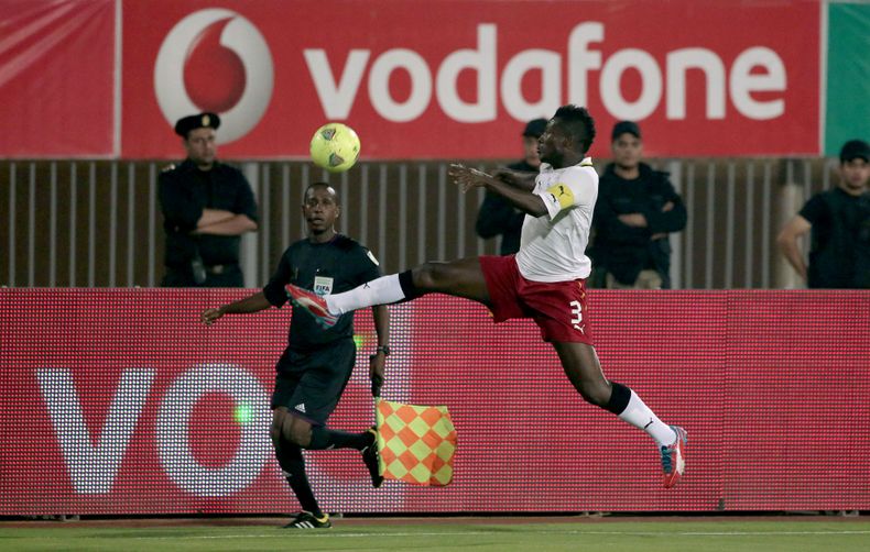E jugador de la selecci&oacute;n de Ghana, Asamoah Gyan, salta para controlar el bal&oacute;n en un partido contra Egipto por las eliminatorias mundialistas el martes, 19 de noviembre de 2013, en El Cairo. (AP Photo/Manu Brabo)