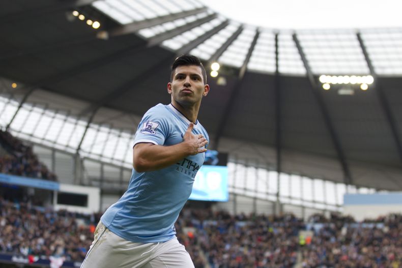 El argentino Sergio Ag&uuml;ero festeja un gol del Manchester City frente al Arsenal durante el partido del s&aacute;bado 14 de diciembre de 2013. El "Kun" Ag&uuml;ero podr&iacute;a perderse ocho semanas de actividad, por una lesi&oacute;n de pa