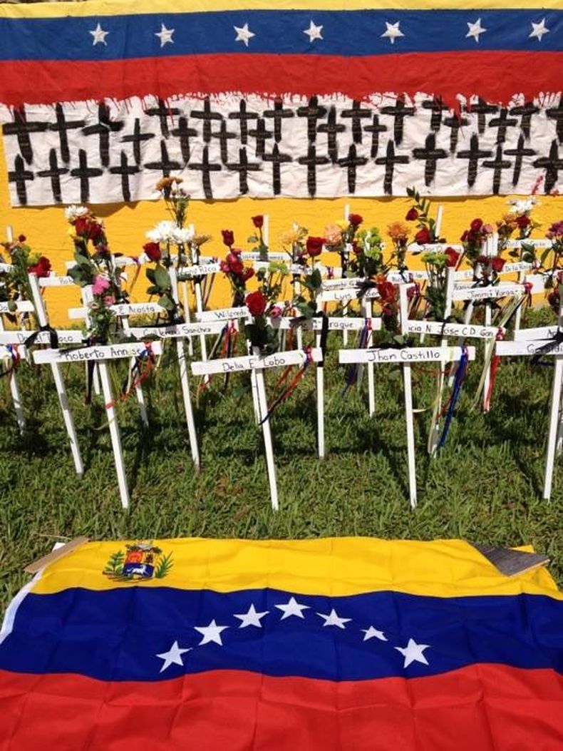 Un grupo de venezolanos residentes en Miami (EE.UU.) recordaron este domingo a los ?caídos? en las protestas contra la política del presidente Nicolás Maduro, a la que acusaron de estar caracterizada por la vulneración de los derechos humanos