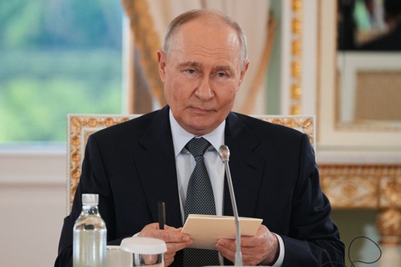 El presidente de Rusia Vladímir Putin se reúne con representantes de las agencias noticiosas internacionales en el marco del Foro Económico Internacional de San Petersburgo, el jueves 4 de junio de 2026, en San Petersburgo, Rusia. (AP Foto/Dmitri Lovetsky, Pool)
