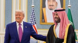 El presidente Donald Trump y el príncipe heredero saudí Mohammed bin Salman se reúnen en el Palacio Real, en Arabia Saudí, el 13 de mayo de 2025. (AP Foto/Alex Brandon, Archivo)