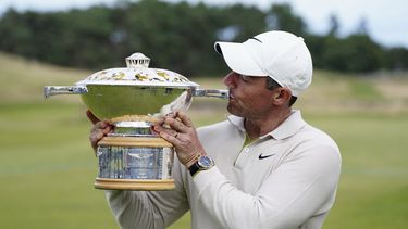 Rory McIlroy besa el trofeo de campeón del Abierto de Escocia, el domingo 16 de julio de 2023, en North Berwick. (Jane Barlow/PA vía AP)
