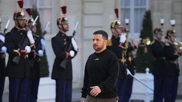El presidente de Ucrania, Volodymyr Zelenskyy, pasa junto a guardias republicanos a su llegada al Palacio del Elíseo el domingo 14 de mayo de 2023. El presidente de Ucrania, Volodymyr Zelenskyy, visitó Gran Bretaña el lunes mientras el cercano aliado de Kiev se preparaba para prestar más ayuda militar en un esfuerzo de cambiar el rumbo de la guerra. (AP Foto/Michel Euler)