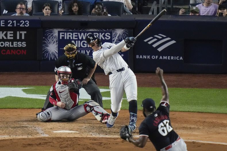 Aaron Judge, de los Yankees de Nueva York, sigue su movimiento de bateo en un triple de dos carreras en contra de los Mellizos de Minnesota durante la quinta entrada del juego de béisbol del miércoles 5 de junio de 2024, en Nueva York. (AP Foto/Frank Franklin II)