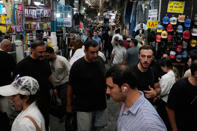 Gente camina por el bazar tradicional de Teherán, Irán, el sábado 8 de agosto de 2026. (AP Foto/Vahid Salemi)