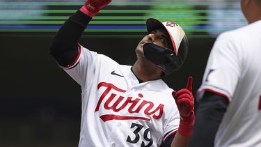 El colombiano Donovan Solano festeja luego de batear un sencillo en el duelo ante los Gigantes de San Francisco, el miércoles 24 de mayo de 2023 (AP Foto/Stacy Bengs)