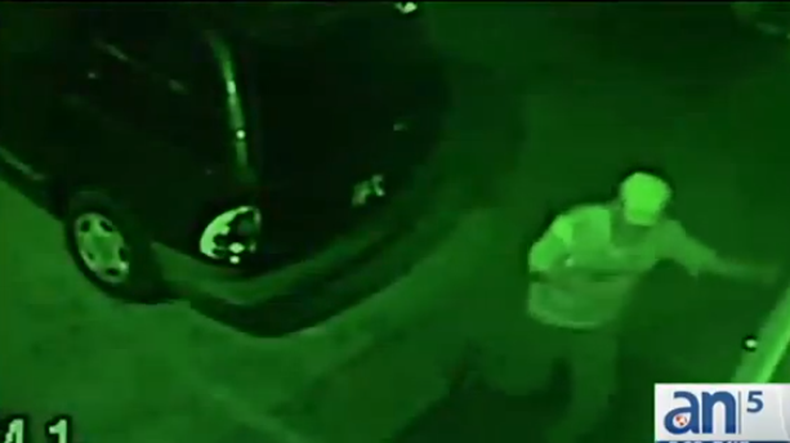 Las cámaras de seguridad los grabaron durante el crimen y se observaron como uno de ellos enciende un tabaco antes de comenzar con la fechoría.