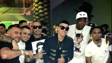 reguetonero cubano jacob forever ofende a comunidad en miami con imagen del che