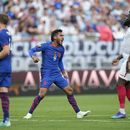 Jesús Ferreira, centro, de Estados Unidos, reacciona después de fallar un tiro en contra de Trinidad y Tobago durante la primera mitad del juego de fútbol de la Copa Oro de CONCACAF, el domingo 2 de julio de 2023, en Charlotte, Carolina del Norte. (AP Foto/Chris Carlson)