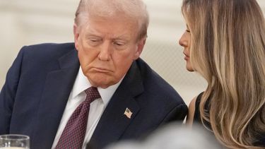 El presidente Donald Trump y la primera dama, Melania Trump, durante una dina en la Sala de Estado de la Casa Blanca, el jueves 4 de septiembre de 2025, en Washington. (AP Foto/Alex Brandon)