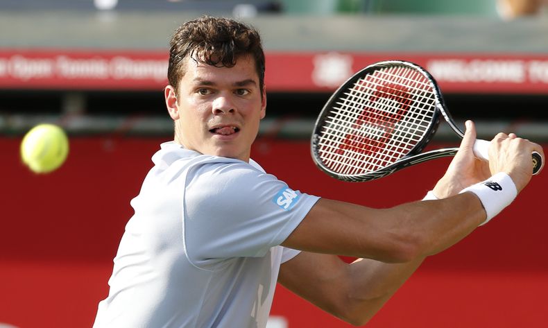 El canadiense Milos Raonic durante el encuentro en que venci&oacute; al franc&eacute;s Jeremy Chardy el 3 de octubre del 2013 para avanzar a cuartos de final del Abierto de Tokio. Raonic gan&oacute; 6-4, 6-3 (AP Foto/Shizuo Kambayashi)