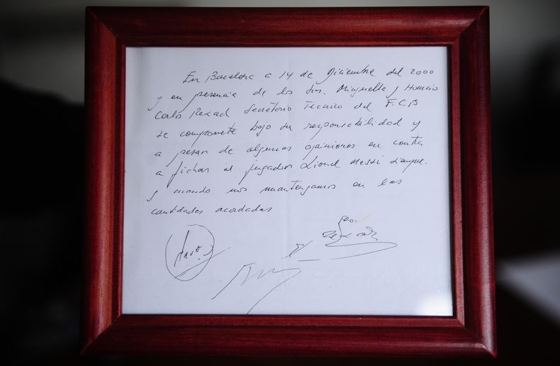 ARCHIV0 - Foto del 5 de enero del 2012, una copa de la servilleta en donde firmaron el primer contrato informal de Lionel Messi es exhibida en Barcelona. El viernes 2 de febrero del 2024 subastarán la servilleta por un precio inicial de 300.000 libras (379.000 dólares). (AP Foto/Manu Fernandez, Archivo)