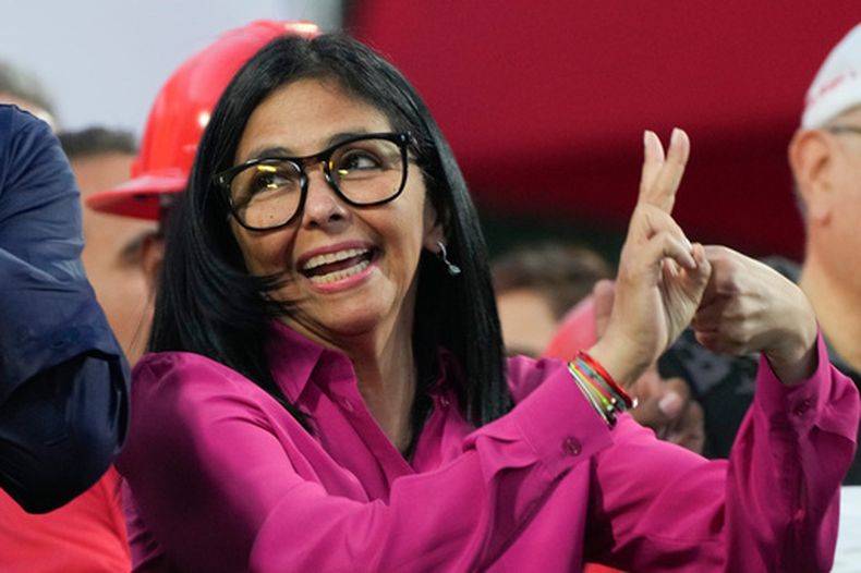 La presidenta encargada de Venezuela, Delcy Rodríguez, saluda a trabajadores petroleros y simpatizantes del gobierno en el Palacio de Miraflores, en una manifestación en apoyo a la reforma petrolera para flexibilizar el control estatal y abrir la industria a la inversión privada y extranjera, el jueves 29 de enero de 2026, en Caracas, Venezuela. (AP Foto/Ariana Cubillos)