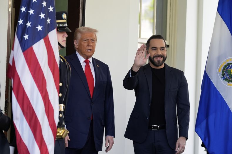 ARCHIVO - El presidente de EEUU, Donald Trump, recibe al presidente de El Salvador, Nayib Bukele, en la Casa Blanca, en Washington, el 14 de abril de 2025. (AP Foto/Alex Brandon, Archivo)