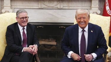 El presidente estadounidense Donald Trump se reúne con el primer ministro británico Keir Starmer en la Casa Blanca en Washington el 27 de febrero del 2025. (Carl Court/Pool via AP)