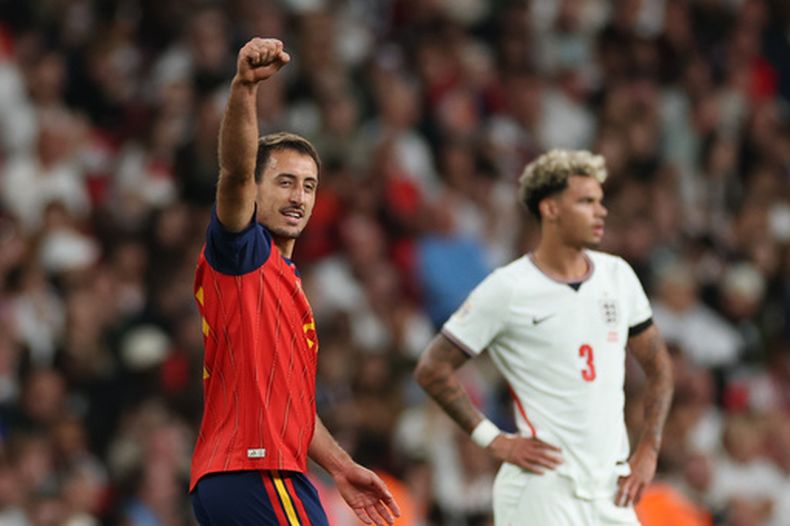 El español Mikel Oyarzabal (izquierda) celebra tras marcar el tercer gol de su equipo durante el partido de la Liga de Naciones de fútbol entre Inglaterra y España en Londres, el sábado 26 de septiembre de 2026. (Foto AP/Ian Walton)