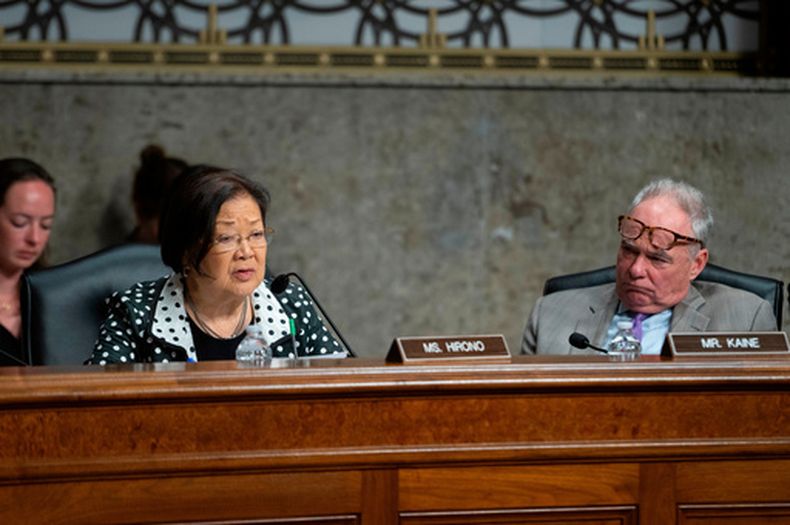 La senadora Mazie Hirono, a la izquierda, interroga a un testigo mientras el senador Tim Kaine, a la derecha, observa durante una audiencia de la Comisión de Servicios Armados del Senado celebrada en el Capitolio, en Washington, el martes 28 de abril de 2026. (AP Foto/Cliff Owen)