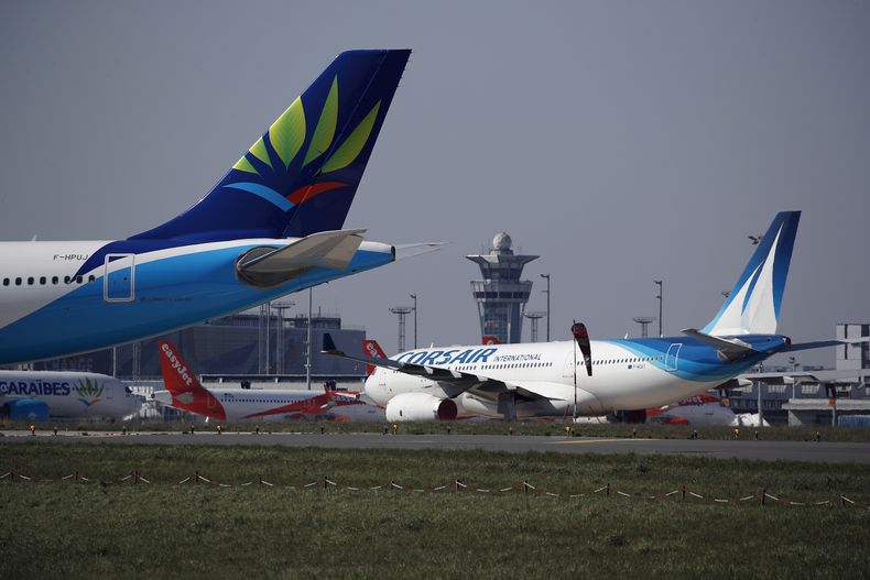 Aviones en el Aeropuerto de Orly en Francia el 1 de abril del 2020. (AP foto/Francois Mori)