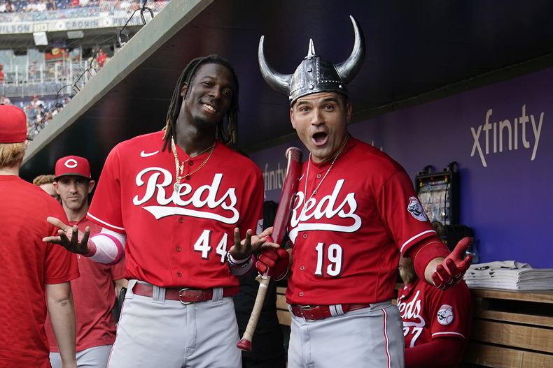 Elly De La Cruz, izquierda, y Joey Votto, de los Rojos de Cincinnati, celebran el cuadrangular solitario de Votto en la segunda entrada del juego de béisbol en contra de los Nacionales de Washington, el miércoles 5 de julio de 2023, en Washington. (AP Foto/Patrick Semansky)