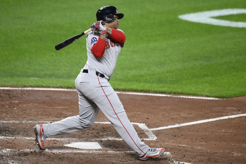 El dominicano Rafael Devers, de los Medias Rojas de Boston, conecta un doble en el juego del miércoles 2 de abril de 2025, ante los Orioles de Baltimore (AP Foto/Nick Wass)