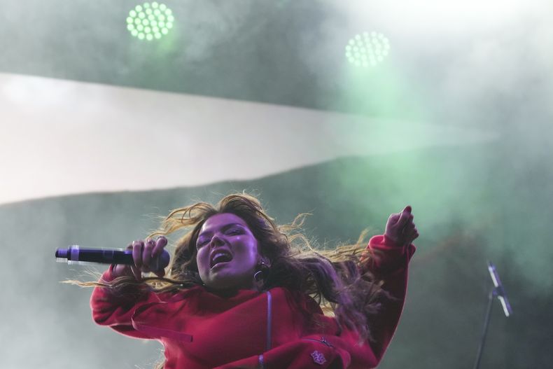 Bu Cuarón, de Inglaterra, durante su concierto en el Festival Tecate Emblema en la Ciudad de México el viernes 17 de mayo de 2024. (Foto AP/Fernando Llano)