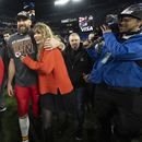 ARCHIVO - El tight end de los Chiefs de Kansas City Travis Kelce camina con Taylor Swift tras el partido de campeonato de la AFC ante los Ravens de Baltimore en Baltimore el 28 de enero de 2024. Los Chiefs ganaron 17-10. (Foto AP/Julio Cortez, archivo)
