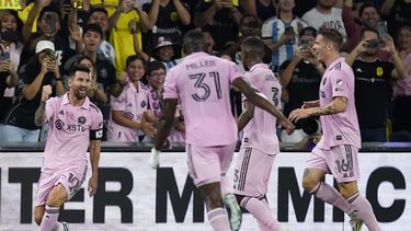 El argentino Lionel Messi (izquierda), del Inter Miami, festeja su gol ante Nashville en la final de la Leagues Cup, el sábado 19 de agosto de 2023, en Nashville. (AP Foto/George Walker IV)
