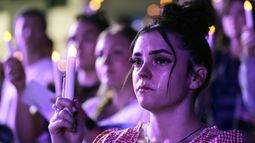 Las lágrimas corren por el rostro de Alexa Maliwauki, una de las asistentes a la Vigila por la Unidad en el Centro UCCU de la Universidad del Valle de Utah en Orem, el viernes 19 de septiembre de 2025. Charlie Kirk, activista conservador y fundador y presidente de Turning Point USA, fue asesinado de un tiro mientras respondía preguntas en su gira American Comeback Tour en la UVU el 10 de septiembre. (Kristin Murphy/The Deseret News vía AP)