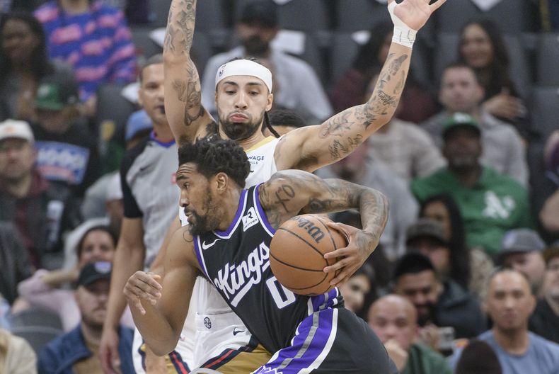 Malik Monk, de los Kings de Sacramento, elude al boricua José Alvarado, de los Pelicans de Nueva Orleáns, el sábado 8 de febrero de 2025 (AP Foto/Randall Benton)