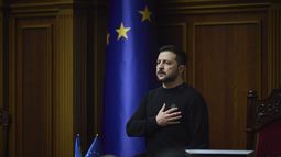 En esta imagen proporcionada por el servicio de prensa del presidente de Ucrania el 19 de noviembre de 2024, el presidente, Volodymyr Zelenskyy, escucha el himno nacional antes de su discurso en el Verkhovna Rada en Kiev, Ucrania. ( Servicio de prensa del presidente de Ucrania via AP)