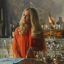 En esta imagen proporcionada por Apple TV+, Kristen Wiig en una escena de la serie Palm Royale. (Apple TV+ via AP)